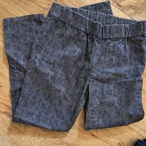 Soft Surroundings Black Leopard-Print on Gray Pull-On Leggings😊